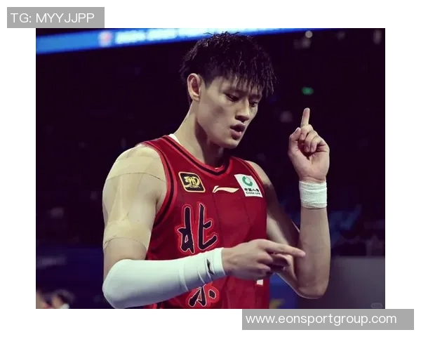 曾凡博上场即紧逼布克遭吹防守犯规展现CBA防守强度 曾凡博上场即紧逼布克遭吹防守犯规展现CBA防守强度