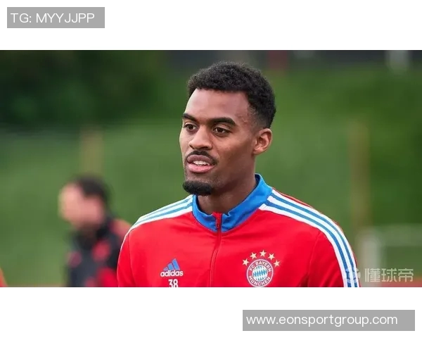 赫拉芬贝赫在禁区外遭铲倒主裁未判罚比赛继续进行引发争议