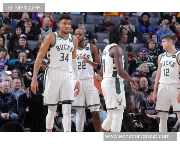 爱德华兹精准传球助攻戈贝尔轻松扣篮破包夹防守